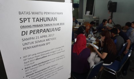 Petugas Kantor Pelayanan Pajak melayani wajib pajak dalam pelaporan Surat Pemberitahuan Tahunan (SPT), Tangerang, Banten, Jumat (31/3). 