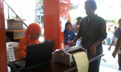 Petugas Kantor Pos memverifikasi data penerima BLSM di Depok, Rabu (27/6)