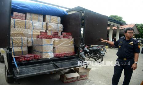 Ilustrasi rokok ilegal. Foto: Petugas Kanwil Bea Cukai Aceh memperlihatkan muatan truk berisi barang bukti tindak kejahatan rokok ilegal pascapenangkapan di Banda Aceh, Aceh, Senin (9/3/2020).(Antara/Ampelsa)