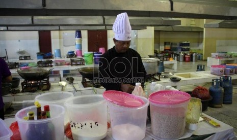 Petugas katering memasak untuk kebutuhan makan calon jamaah haji di dapur umum Asrama Haji Pondok Gede, Jakarta, Senin (16/9).     (Republika/Yasin Habibi)