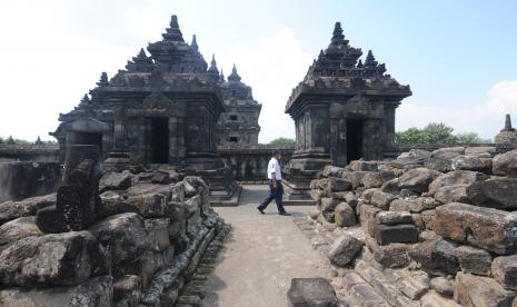 Petugas keamanan berada di kompleks wisata Candi Plaosan di Prambanan, Klaten, Jawa Tengah, Rabu (12/5/2021). Dampak penyekatan di sejumlah wilayah terkait larangan mudik, menyebabkan destinasi wisata Candi Plaosan pada H-1 lebaran sepi pengunjung dari berbagai daerah dan akan ditutup satu hari pada hari Idul Fitri 1442 Hijriah.