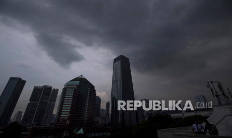 Mendung menghiasi langit Jakarta, Rabu (21/10/2020). BMKG memprakirakan sebagian wilayah Jakarta akan diguyur hujan yang disertai petir pada Senin (26/10).