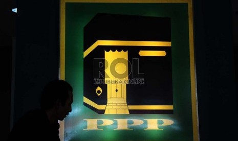 Petugas keamanan berjaga berlatar belakang lambang PPP