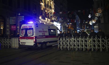 Petugas keamanan berjaga di daerah tersebut setelah ledakan di jalan pejalan kaki Istiklal Avenue yang populer di Istanbul, Minggu malam, 13 November 2022. Sebuah bom mengguncang jalan pejalan kaki utama di jantung kota Istanbul pada hari Minggu, menewaskan enam orang, melukai puluhan orang, dan membuat orang melarikan diri ledakan yang berapi-api. Kendaraan darurat bergegas ke tempat kejadian di Istiklal Avenue, jalan raya populer yang dipenuhi toko dan restoran yang mengarah ke Taksim Square yang ikonis.