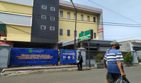 Petugas keamanan berjaga di depan gerbang Pesantren Persis 67 Benda Kota Tasikmalaya, Kamis (18/2). Lingkungan pesantren itu di-lockdown lantaran terdapat ratusan santri dan pengajar yang terkonfirmasi positif Covid-19. 