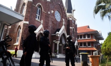 Petugas keamanan berjaga di depan gereja saat misa di Gereja Katolik Kelahiran Santa Perawan Maria, Surabaya, Jawa Timur Ahad (20/5). Pengamanan tersebut guna mengantisipasi dan memberikan rasa aman kepada jemaat yang melaksanakan kebaktian dan misa sepekan pascaledakan bom di tiga gereja di Surabaya / Ilustrasi 