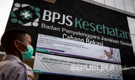 Petugas keamanan berjaga di depan kantor BPJS Kesehatan di Bekasi, Jawa Barat, Rabu (13/5/2020). Pemerintah akan menaikkan iuran BPJS Kesehatan pada 1 Juli 2020 seperti digariskan dalam Perpres Nomor 64 Tahun 2020 tentang Perubahan Kedua Atas Perpres Nomor 82 Tahun 2018 tentang Jaminan Kesehatan dengan rincian peserta mandiri kelas I naik menjadi Rp150.000, kelas II menjadi Rp100.000 dan kelas III menjadi 42.000.