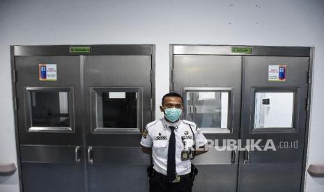 Petugas keamanan berjaga di depan pintu masuk Ruang Isolasi RS. 