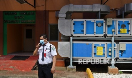 Petugas keamanan berjaga di depan ruang isolasi Rumah Sakit Penyakit Infeksi (RSPI) Sulianti Saroso, Jakarta, Senin (27/1/2020).