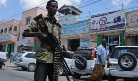 Petugas keamanan berjaga di jalan Mogadishu untuk mencegah serangan kelompok al Shabaab.