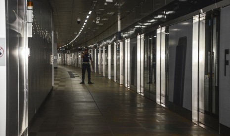 Petugas keamanan berjaga di Stasiun MRT Bendungan Hilir saat terjadinya padam listrik di Jakarta Pusat, Ahad (4/8). Layanan Transportasi MRT (Mass Rapid Transit) terhenti akibat adanya padam listrik di Jabodetabek.