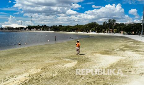 Petugas keamanan berpatroli di kawasan Pantai Timur Ancol di Jakarta, Senin (25/5/2020). Memasuki hari kedua Idul Fitri 1441 H, suasana Pantai Ancol sepi dari pengunjung akibat masih ditutup selama pemberlakuan Pembatasan Sosial Berskala Besar (PSBB).