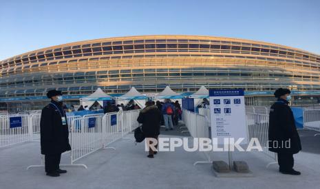 Petugas keamanan bersiaga di pos pemeriksaan The Ice Ribbon sebelum digelar perlombaan seluncur cepat nomor lintasan 1.500 meter putra Olimpiade Musim Dingin di Beijing, China, Selasa (8/2/2022). The Ice Ribbon yang juga dikenal dengan National Speed Skating Oval Stadium itu mampu menampung 12.000 penonton dan pertama kali dibuka pada 8 Oktober 2021. 