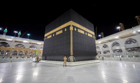 Petugas keamanan Kerajaan Arab Saudi berjaga di depan Kakbah, Makkah. Makkah mengumumkan kesiapan rencana operasionalnya untuk pelaksanaan haji 2020. Ilustrasi.