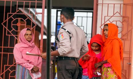 Petugas keamanan melakukan absensi pascakaburnya pengungsi Rohingya di tempat penampungan Balai Latihan Kerja (BLK) Desa Meunasah Mee Kandang, Lhokseumawe, Aceh, Rabu (19/1/2022). Delapan orang perempuan dari 105 pengungsi etnis Rohingya yakni Asma Binti Solimullah (23), Kismot ara binti sollimullah (43), Khaleda bibi binti muhammad Yunus (30), Nur shafa binti khaitatullah (44), Mushona begum binti Abul Khasim (22), Noor Kayas binti Fetan (25), Haresa binti Saleh Ahmad (37), dan Samira binti Muslim (18) dilaporkan kabur melarikan diri dari penampungan Pada Selasa 18/1/2022.