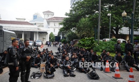 Petugas keamanan melakukan penjagaan dihalaman gedung Balaikota, Jakarta, Jumat (4\11). 