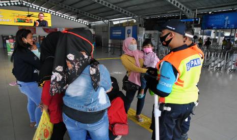 Petugas keamanan melarang ibu yang membawa anak di bawah lima tahun (balita) untuk naik KRL Commuter Line di Stasiun Bogor, Jawa Barat, Senin (8/6/2020). PT Kereta Commuter Indonesia (KCI) memberlakukan aturan baru dalam menyambut penerapan tatanan normal baru (new normal) dalam moda transportasi Commuter Line dengan melarang penumpang membawa balita menaiki KRL sebagai upaya pencegahan penyebaran COVID-19.