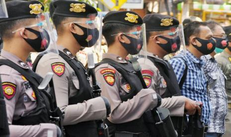 Petugas keamanan melengkapi diri dengan Masker dan Face Shield saat mengamankan rapat pleno pengundian nomor urut pasangan calon bupati dan wakil bupati Semarang tahun 2020, di kantor KPU Kabupaten Semarang, di Ungaran, Kamis (24/9).