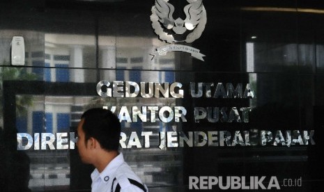 Petugas Keamanan melintas di kantor pusat Pajak, Jakarta Senin (11/1).