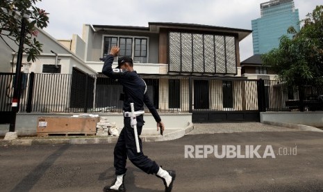 Petugas keamanan melintasi Rumah baru Presiden RI ke-VI Susilo Bambang Yudhoyono di kawasan Mega Kuningan , Jakarta, Ahad (29/10). 