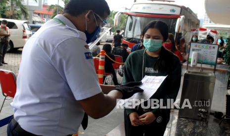 Petugas keamanan memeriksa surat keterangan hasil tes cepat di salah satu pusat perbelanjaan di Manado, Sulawesi Utara.