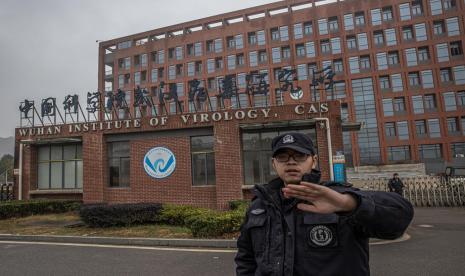 Petugas keamanan mencoba mencegah fotografer mengambil gambar Institut Virologi Wuhan (WIV), Wuhan, Cina, 27 January 2021. Presiden AS Joe Biden meneken RUU tentang asal-usul Covid-19. Cina menanggap itu sebagai tindakan yang dapat mencoreng dan menyerang negaranya.