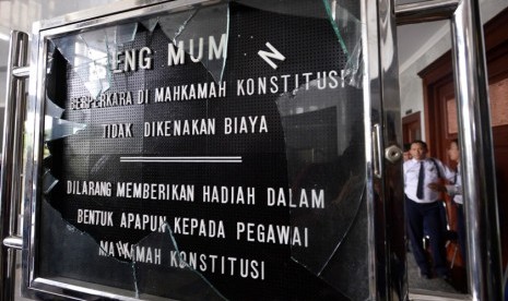 Petugas keamanan menjaga ruang sidang Mahkamah Konstitusi usai rusuh saat sidang putusan sengketa ulang Pemilukada Maluku, Jakarta Pusat, Kamis (14/11). 