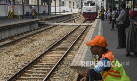 Petugas keamanan menunggu kereta api jarak jauh melintas di Stasiun Manggarai, Jakarta, Rabu (9/10/2019).