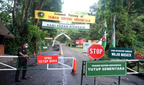 Petugas keamanan menutup gerbang masuk Taman Safari Indonesia (TSI), Cisarua, Kabupaten Bogor, Jawa Barat, Sabtu (10/7/2021). TSI Bogor tutup sementara selama Pemberlakuan Pembatasan Kegiatan Masyarakat (PPKM) Darurat sebagai upaya menekan mobilitas masyarakat dan menurunkan angka lonjakan kasus positif COVID-19