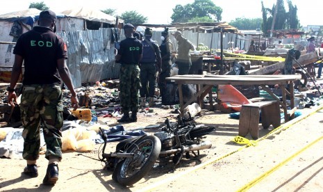 Petugas keamanan Nigeria secara berada di lokasi pengeboman di Abuja, Nigeria. 