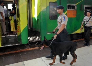 Petugas keamanan patroli berkeliling membawa anjing jenis Dobermen di kawasan Stasiun Senen, Jakarta, Ahad (28/8). Pasca Pembajakan Kereta Gajayana jurusan Malang-Jakarta, pengamanan stasiun lebih diperketat.