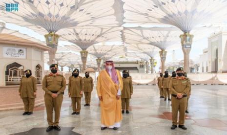 Petugas keamanan perempuan bertugas di Masjid Nabawi