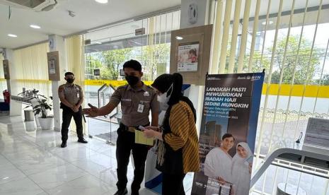 petugas keamanan (satpam) di BTN Syariah harus memiliki pengetahuan produk.