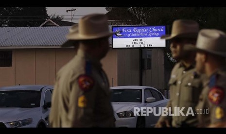 Petugas keamanan setempat berjaga di lokasi penembakan di Sutherland Springs, Texas. 