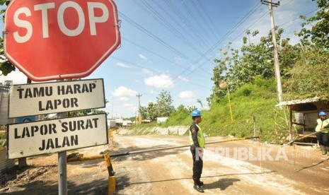 Petugas keamanan yang direkrut PT Semen Indonesia dari warga desa Ring I pabrik semen PT Semen Indonesia di Rembang tengah beraktivitas dalam tugasnya.