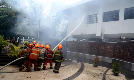 Petugas kebakaran berusaha memadamkan api saat kebakaran di Gedung Bapelitbang, Balai Kota Bandung, Senin (7/11/2022). Api diduga api berasal dari aktivitas perbaikan atap di Gedung Bapelitbang.