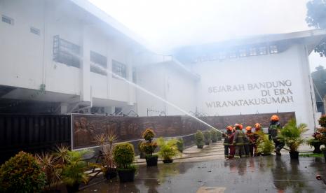 Petugas kebakaran berusaha memadamkan api saat kebakaran melanda Gedung Bappelitbang, Balai Kota Bandung, senin (7/11/2022). Saat ini penyebab kebakaran masih dalam proses penyelidikan. 