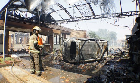 Petugas kebakaran memadamkan api yang membakar bangunan Lapas Klas II A Banceuy Bandung, Jawa Barat, Sabtu (23/4).