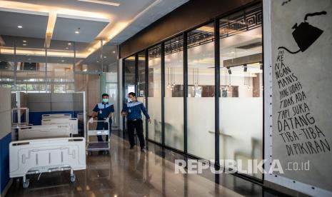 Petugas kebersihan beraktivitas di salah satu ruangan yang dijadikan Rumah Sakit Darurat di Gedung Lippo Plaza Mampang, Jakarta, Jumat (3/4/2020). Siloam Hospitals mengubah sebagian pusat perbelanjaan Lippo Plaza Mampang menjadi Rumah Sakit Darurat yang dikhususkan untuk menampung pasien virus Corona (COVID-19). 