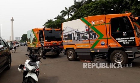 Petugas kebersihan dan mobil penyapu sampah di sekitar Halte Gambir II, Ahad (2/12).