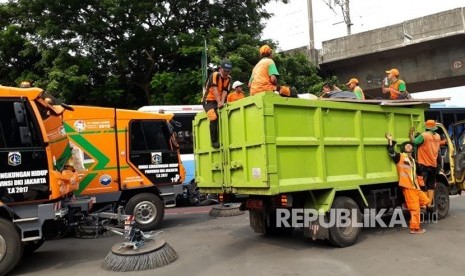 Petugas Kebersihan dan Mobil root swiper bersihkan sampah di Gambir.