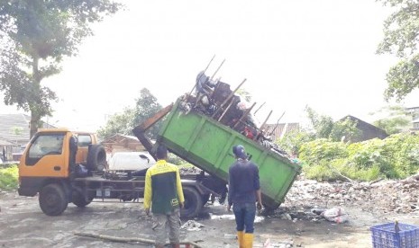 Petugas kebersihan dari Dinas Lingkungan Hidup (DLH) Kota Sukabumi mengangkut sampah di Gang Murni, Kelurahan/Kecamatan Warudoyong, Kota Sukabumi Ahad (19/5).