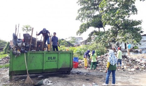 Petugas kebersihan dari Dinas Lingkungan Hidup (DLH) Kota Sukabumi mengangkut sampah di Gang Murni, Kelurahan/Kecamatan Warudoyong, Kota Sukabumi Ahad (19/5).