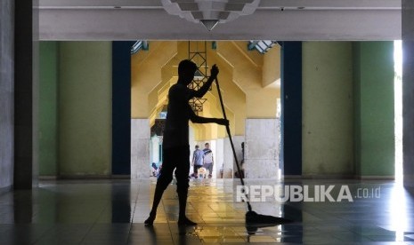 Petugas kebersihan Islamic Center Jakarta, tengah membersihkan bagian dari masjid tersebut, Ahad (21/8).(Republika/ Darmawan)