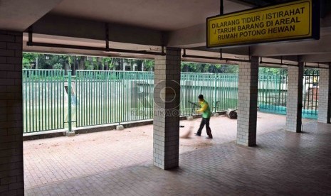  Petugas kebersihan Masjid Istiqlal tengah membersihkan Rumah Potong Hewan (RPH) Masjid Istiqlal, Jakarta, Ahad (13/10). (Republika/Agung Supriyanto)