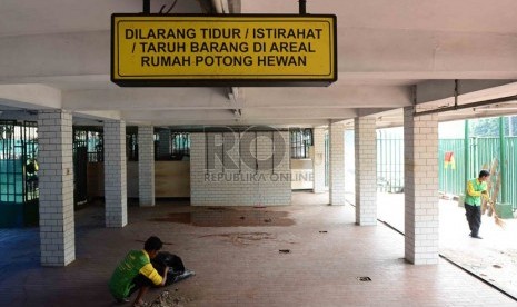  Petugas kebersihan Masjid Istiqlal tengah membersihkan Rumah Potong Hewan (RPH) Masjid Istiqlal, Jakarta, Ahad (13/10). (Republika/Agung Supriyanto)