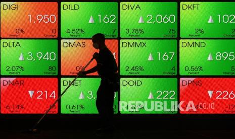 Petugas kebersihan melintas di depan layar pergerakan Indeks Harga Saham Gabungan (IHSG) di Bursa Efek Indonesia, Jakarta, Jumat (25/9). Indeks Harga Saham Gabungan (IHSG) berada di zona positif pada perdagangan hari ini, Rabu (7/4). 