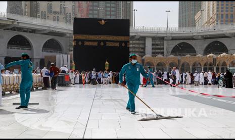 Petugas kebersihan membersihkan area Masjidil Haram, Mekkah, Selasa (3/3).(Ganoo Essa/Reuters)