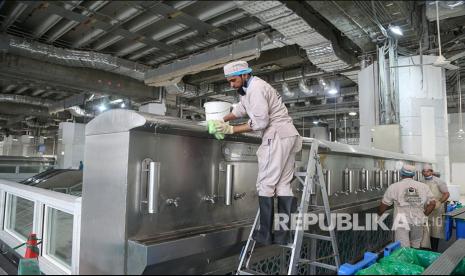 87.900 Kontainer Sampah Ditempatkan di Bawah Tanah Mina. Foto: Petugas kebersihan membersihkan area Masjidil Haram, Mekkah, Selasa (3/3).