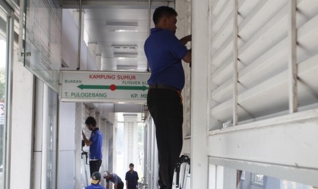 Petugas kebersihan membersihkan halte Transjakarta di kawasan Kampung Sumur, Jakarta Timur, Kamis (19/4). (Republika/Adhi Wicaksono)